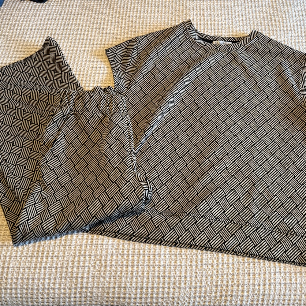 See and be seen matching set
Beige and black, size S